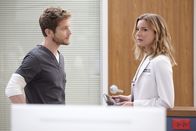 Atlanta Medical – Dr. Conrad Hawkins (Matt Czuchry, l.); Nicolette Nevin (Emily VanCamp, r.)