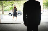 Elementary – Sherlock (Jonny Lee Miller, vorne) und Watson (Lucy Liu, hinten) unter Druck: Gang-Anführer El Halcoln stellt sie vor ein Ultimatum: Sie haben nur zwei Tage Zeit, um Torres Mörder zu finden, sonst greift El Halcoln zu drastischeren Maßnahmen ...