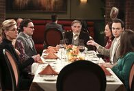 The Big Bang Theory – So haben sich Leonard (Johnny Galecki, 2.v.l.), Sheldon (Jim Parsons, 2.v.r.) und Amy (Mayim Bialik, r.) das nicht vorgestellt. Denn Leonards Mutter Beverly (Christine Baranski, l.) legt sich beim Essen mit ihrem Exmann Alfred (Judd Hirsch, M.) und Sheldons Mutter Mary (Laurie Metcalf, 3.v.r.) an ...