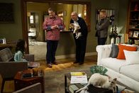 Modern Family – L-r: Lily Tucker-Pritchett (Aubrey Anderson-Emmons), Cameron Tucker (Eric Stonestreet), Jay Pritchett (Ed O'Neill) und Mitchell Pritchett (Jesse Tyler Ferguson)