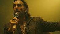 Monkey Man – Sharlto Copley als Tiger