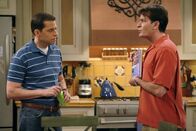 Two and a Half Men – Alan Harper (Jon Cryer, l.): Charlie Harper (Charlie Sheen, r.)