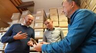 Mythos - Die größten Rätsel der Geschichte – Das Team aus Archäologen und Anthropologen untersucht die Funde aus den Brandgruben in Allensbach. Von links: Dr. Michael Francken, Friedemann Scheck und Dr. Jürgen Hald