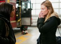 Chicago Fire – Schlechte Nachrichten: Monica Raymund als Gabriela Dawson, Lauren German als Leslie Shay