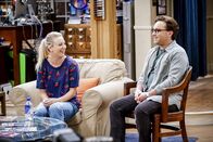 The Big Bang Theory – Muss sich fragen, ob ihr Verhalten Leonard (Johnny Galecki, r.) gegenüber immer richtig ist: Penny (Kaley Cuoco, l.) ...