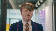 High Hoops – Conor wird mit Eiern beworfen.