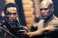 Stargate – Keiner ahnt, in welchem Verhältnis Teal'c (Christopher Judge, r.) und Apophis (Peter Williams, l.) tatsächlich stehen ...