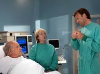 In aller Freundschaft – Dr. Martin Stein (Bernhard Bettermann, rechts) erklärt Eduard (Jochen Senf, links) und Annerose Runge (Madeleine Lierck-Wien) die bevorstehende Operation. Da eine OP nie risikofrei ist, fragt Annerose nach Alternativen. Doch Eduard vertraut den Ärzten und seinem Schicksal und willigt in die Operation ein.