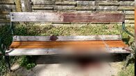 Ermittler! – Auf dieser Bank am Ufer der Donau wurde im Sommer 2023 der Obdachlose Ference Z. tot aufgefunden.