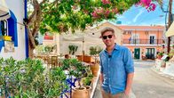 Was kostet... – Johannes hat sich eine Pauschalreise gebucht und will in 5 Tagen auf der Insel möglichst viel erleben. Und das für unter 1000 Euro. Ob er es schafft?