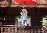 Frühling – Mathilda (Nele Richter) hat nur Unsinn im Kopf: Um ihrem Bruder etwas zu beweisen, "fliegt" sie mit dem Regenschirm vom Balkon.