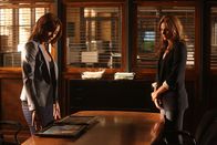Castle – Arbeiten Hayley (Toks Olagundoye, l.) und Beckett (Stana Katic, r.) zusammen, um den Kunsträuber/Mörder auszuspüren?; Arbeiten Hayley (Toks Olagundoye, l.) und Beckett (Stana Katic, r.) zusammen, um den Kunsträuber/Mörder auszuspüren?