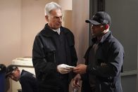 Navy CIS – Leroy Jethro Gibbs (Mark Harmon, l.); Nick Torres (Wilmer Valderrama, r.)