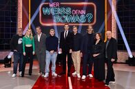 Wer weiß denn sowas XXL – Moderator Kai Pflaume (M.) mit Elton, Melissa Naschenweng, Markus Lanz, Felix Lobrecht, Till Reiners, Richard David Precht, Annett Louisan und Bernhard Hoëcker (v.l.).