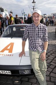 Triebwerk - Das Automagazin – Tim Schrick bei der Zielankunft der Auto Bild Klassik Rallye Die Nordsee Tour an der Fischauktionshalle, Hamburg, 15.09.2018