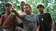 Stand by Me - Das Geheimnis eines Sommers – Die vier Freunde Gordie (Wil Wheaton, l.), Chris (River Phoenix, 2.v.l.), Teddy (Corey Feldman, r.) und Vern (Jerry O´Connell, 3.v.l.) treffen sich, um gemeinsam nach der Leiche eines vermissten Jungen zu suchen. Doch ihr mehrtägiger Ausflug durch die Landschaft Oregons hält einige Überraschungen für sie bereit.