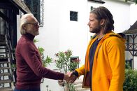 Die Bergretter – Markus Kofler (Sebastian Ströbel, r.) sucht den Historik-Experten Professor Hechtel (Siemen Rühaak, l.) auf, um mehr über die alte Münze zu erfahren.