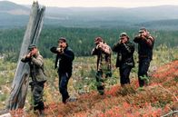 Die Spur der Jäger – Die skrupellosen Wilderer, Mörder und Vergewaltiger Tomme (Jarmo Mäkinen, 2. v. li.) und Leif (Lennart Jähkel, 2. v. re.) mit ihren Kumpanen.
