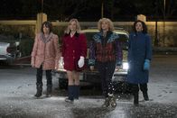 The Goldbergs – v.l.n.r) Linda Schwartz (Mindy Sterling); Virginia Kremp (Jennifer Irwin); Beverly Goldberg (Wendi McLendon-Covey); Essie Karp (Stephanie Courtney)