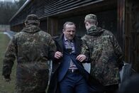 Hindafing – Alfons Zischl (Maximilian Brückner, Mitte) wird von Soldaten abgeführt. Weiteres Bildmaterial finden Sie unter www.br-foto.de.