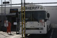 Lockdown – Sacramento, Kalifornien: Der Transportbus des Zweiggefängnisses, der die Überbelegung des Hauptgefängnisses mildert.