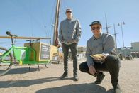 Im Bauch von ... – Tuomas Orispää (re.) und Markus Savolainen (li.) bieten frisches finnisches Streetfood direkt vom Fahrrad aus.
