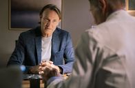 In aller Freundschaft – Klinikleiter Dr. Martin Stein (Bernhard Bettermann, li.) versucht, Dr. Rolf Kaminski (Udo Schenk, re.) zu beruhigen, der glaubt für den Systemausfall in der Sachsenklinik verantwortlich sein zu können.