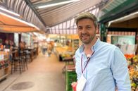 Was kostet... – Nicht nur Dank Schnitzel, Sachertorte und Co. ist Wien wohl auch ein kulinarisches Highlight. Johannes begibt sich am Naschmarkt auf eine besondere Genusstour und vergleicht die Preise etwas außerhalb des Zentrums mit denen der Touristenklassiker im ersten Bezirk.
