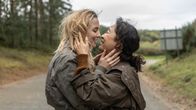 Killing Eve – Eve (Sandra Oh, r.) und Villanelle (Jodie Comer, l.) sind endlich wieder vereint. Doch anstelle gemeinsam alles hinter sich zu lassen, haben die beiden noch einen Auftrag zu erfüllen.