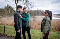 Sturm der Liebe – Julian (Tim Borys, M.) treibt seinen Plan, Leander (Marcel Zuschlag, l.) und Lale (Yeliz Simsek, r.) doch noch zu verkuppeln, weiter voran.
