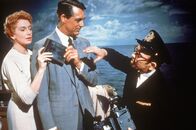 Die große Liebe meines Lebens – Während eines kleinen Spaziergangs auf Deck werden Nickie (Cary Grant) und Terry (Deborah Kerr) von einem Fotografen überrascht. Um diskret zu bleiben und Gerüchte zu vermeiden, beschlagnahmt Nickie das Foto.