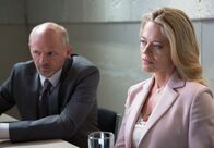 Bosch – E. Edward Williams (Troy T. Blendell, l.); Veronica Allen (Jeri Ryan, r.)