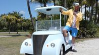 Expedition Unknown - Mythen auf der Spur – Josh Gates fährt mit einem Golfwagen um Gasparilla Island in Florida, benannt nach dem legendären Piraten Jose Gaspar.
