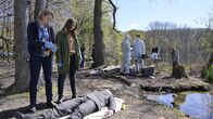 SOKO Potsdam – Luna Kunath (Caroline Erikson, 2.v.l.) und Tamara Meurer (Anja Pahl, l.) treffen am Tatort ein. Passanten haben die Leiche von Jonas Herfurth (Komparse, M.) im Wasser am Uferrand treiben sehen. Die Spurensicherung untersucht den Tatort.