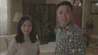 Fresh off the Boat – Während Jessica (Constance Wu, l.) alles daransetzt, um ausgerechnet Stephen King als Unterstützer für ihr Buch zu gewinnen, bekommt Louis (Randall Park, r.) Panik, als Großmutter Huang plant auszuziehen.