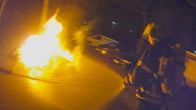 Lebensretter – Die Brandbekämpfer der Feuer- und Rettungswache 2 der Feuerwehr Chemnitz löschen einen brennenden Papiercontainer in einem Chemnitzer Wohngebiet.