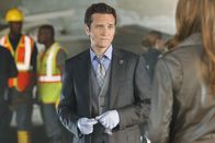 Castle – Eine junge Frau wird mit Kevin Ryans (Seamus Dever, M.) Dienstwaffe, die ihm vor ein paar Monaten gestohlen wurde, erschossen, weshalb er sich mitschuldig fühlt ...