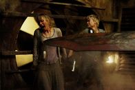 Silent Hill – Rose (Radha Mitchell) und Polizistin Cybill (Laurie Holden,r.).