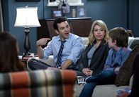 The Grinder - immer im Recht – Stewart (Fred Savage, l.) ist genervt, als sein Bruder bei dem Versuch, seine Grinder-Identität loszuwerden, auch Debbie (Mary Elizabeth Ellis, M.), Ethan (Connor Kalopsis, r.) und die restliche Familie in eine Art Selbstfindungskrise stürzt ...