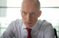 Black Earth Rising – Für Strafverteidiger Blake Gaines (Hugo Blick) rächt sich, dass er sich mit dem Teufel eingelassen hat.