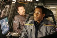 Star Trek: Enterprise – Auf einer neuen Mission: Riker (Jonathan Frakes, l.) und Mayweather (Anthony Montgomery, r.) ...