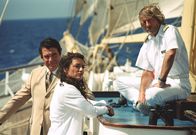 Unter weißen Segeln – Der Ägypter Yussuf (Oliver Tobias, li.) hat ein Auge auf Cruisedirektorin Marlene (Christine Neubauer) geworfen, was Kapitän Bernd Jensen (Horst Janson) beunruhigt.