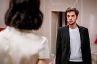 Sturm der Liebe – Henry (Elias Reichert, r.) bietet seiner Mutter Sophia (Krista Birkner, l.) entschieden die Stirn.