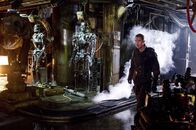 Terminator - Die Erlösung – Auf der gefahrvollen Suche nach seinem Vater in spe wagt sich John Connor (Christian Bale) direkt hinein ins Herz der feindlichen Organisation ...
