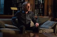 Elementary – Beim MI Six wurde ein Mordanschlag auf Mycroft (Rhys Ifans) geplant. Um sein Leben zu retten, versteckt ihn sein Bruder Sherlock in einer alten Bibliothek ...