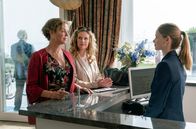 Meine Mutter ... – Heidi (Margarita Broich, li.) und ihre Tochter Toni (Diana Amft) checken bei der Rezeptionistin Hellen (Emilia Bernsdorf) im noblen Ocean Grand Hotel ein.
