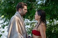 Sturm der Liebe – Henry (Elias Reichert, l.) fasst seinen ganzen Mut zusammen, um Maxi (Katharina Scheuba, r.) die Wahrheit über seine Mutter zu sagen.