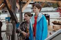 Der Bergdoktor – Elias Kofler (Sammy Schrein) ist glücklich, dass seine Mutter Melanie Kofler (Monika Wegener) nach ihrem langen Rehaaufenthalt zu Hause ist.