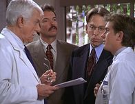 Diagnose: Mord – Dr. Mark Sloan (Dick Van Dyke, l.) und Jesse (Charlie Schlatter, r.) diskutieren über das sensationell gute Angebot, das Eddie (Christopher John Fields, 2.v.r.) und Ryan Dr. Sloan unterbreitet haben.