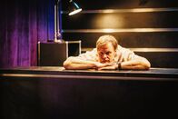 Tanze Tango mit mir – Frank (Michael A. Grimm) gelangweilt bei der Arbeit.